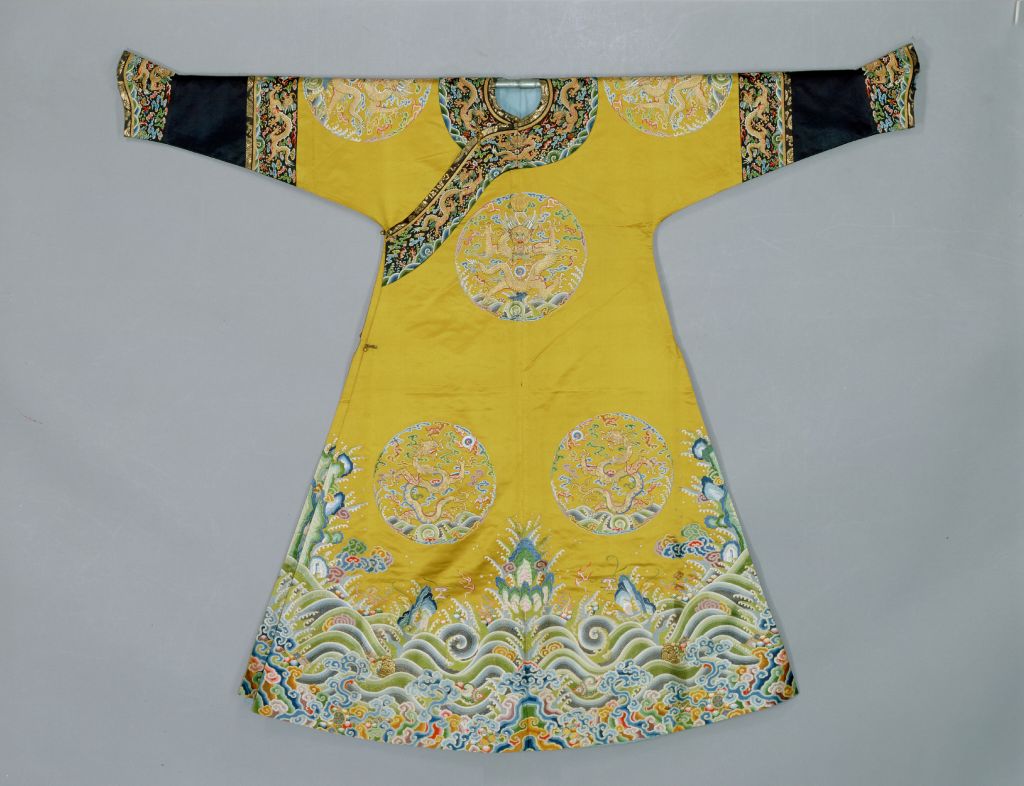 图片[1]-Fragrant Color Satin Embroidered Eight Tuan Water Pattern Python Robe-China Archive